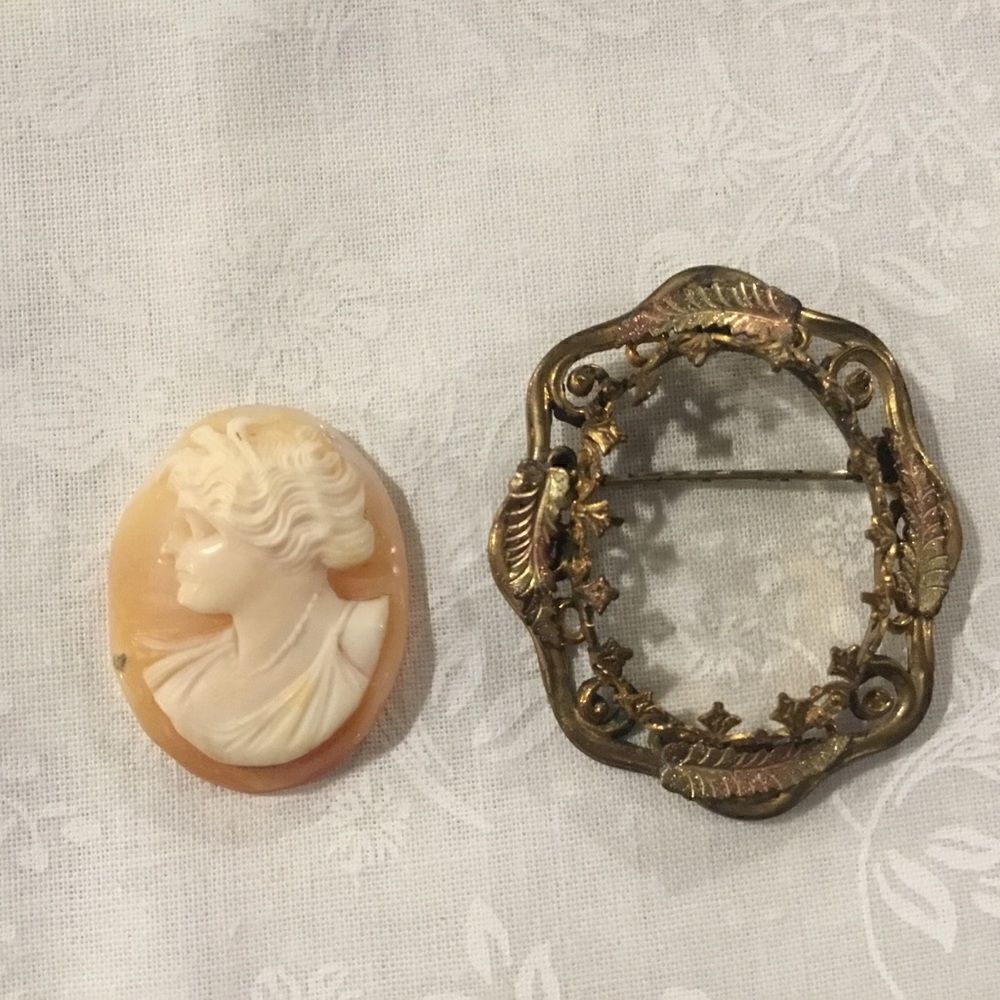Vintage Cameo Locket/Pin n Goldtone - Picture 2 of 5